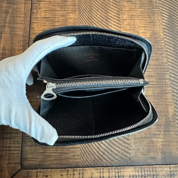 LOUIS VUITTON
Epi Demi Lune Pochette Black - Picture 9 of 17